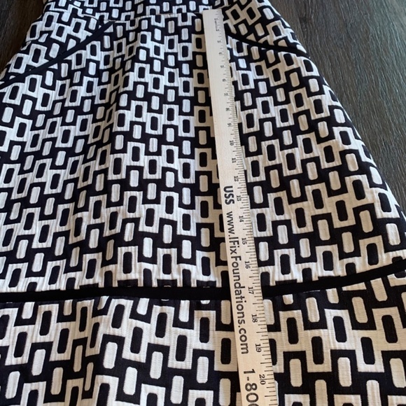 Taylor size 2 beautiful sleeveless midi dress - Picture 5 of 10